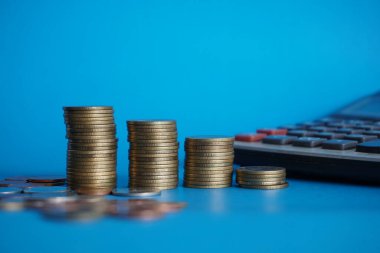 Hesap makinesi, iş ve mali yatırım kavramına sahip para yığınları geçmişi bulanıklaştırıyor