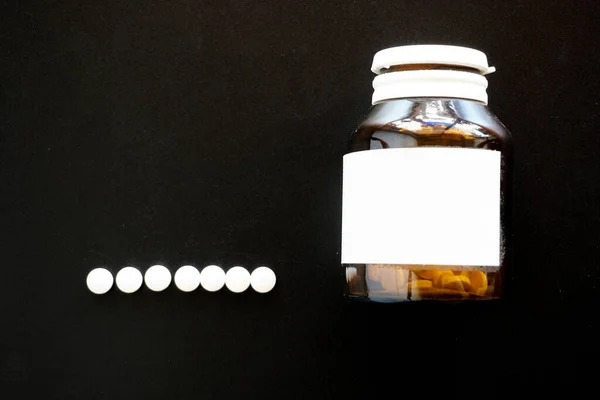 Медицинские Таблетки Черном Фоне Бутылка Таблетки Концепция Вирусной Лихорадки — стоковое фото