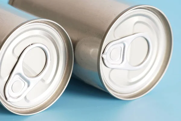 Latas Metálicas Sobre Fondo Azul — Foto de Stock