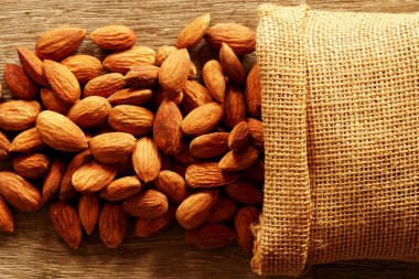 Tahta masada badem fıstığı var.