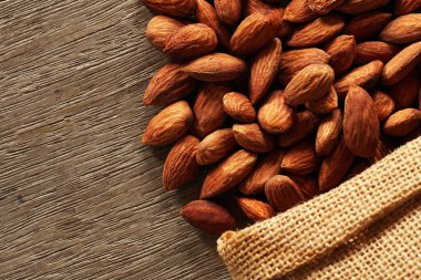 Tahta masada badem fıstığı var.