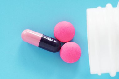 Veterinerlik ilaçları, mavi arka planda hayvan hapları.