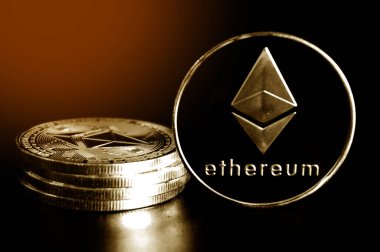 Boğa piyasası eğilimi. Kripto para birimi. Bitcoin Stok Büyümesi. Çizelgeye göre bitcoin fiyatlarında güçlü bir artış var. Sanal varlıklara yatırım yapmak. Haritalar ve bitcoin ile yatırım platformu