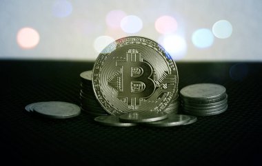 Boğa piyasası eğilimi. Kripto para birimi. Bitcoin Stok Büyümesi. Çizelgeye göre bitcoin fiyatlarında güçlü bir artış var. Sanal varlıklara yatırım yapmak. Haritalar ve bitcoin ile yatırım platformu