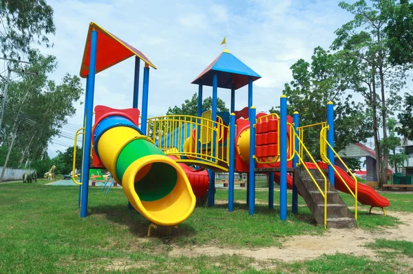 Parque infantil no parque público  . — Fotografia de Stock