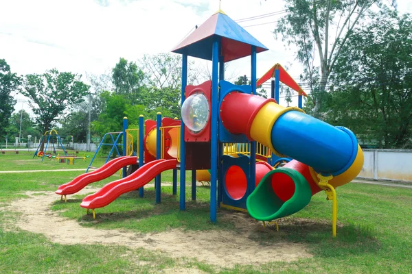 Parque infantil no parque público  . — Fotografia de Stock