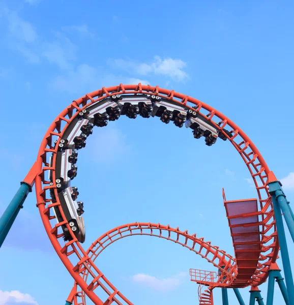 Mensen genieten op rollercoaster. — Stockfoto