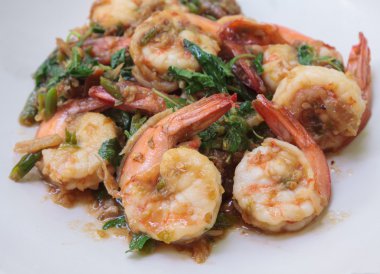 Baharatlı kızarmış karides fesleğen ile