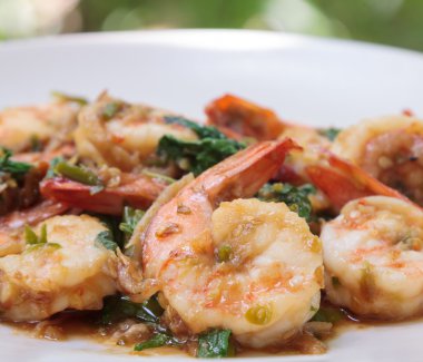 Baharatlı kızarmış karides fesleğen ile