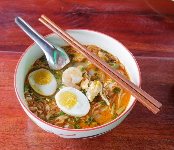 Deniz ürünleri baharatlı noodle bir kase.