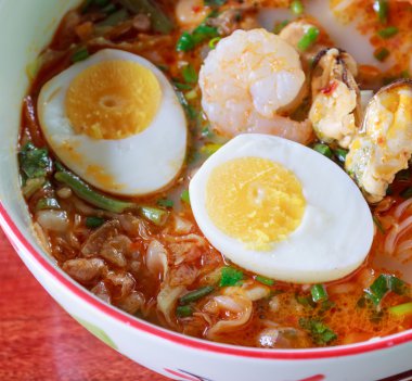 çanak üzerinde kızarmış pilav.