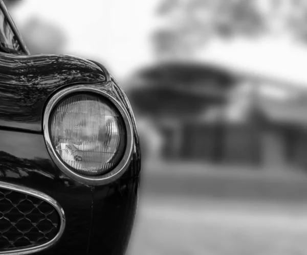 Czarny klasyczny samochód reflektory . — Zdjęcie stockowe