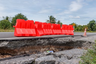 çöken asfalt yol .