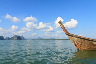 Long tail tekne mavi gökyüzü ve denizin karşı