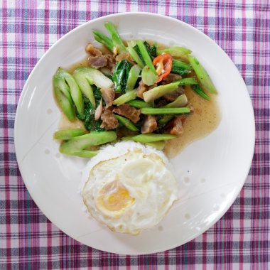 Lahana buharda pişmiş pirinç gevrek domuz eti ile