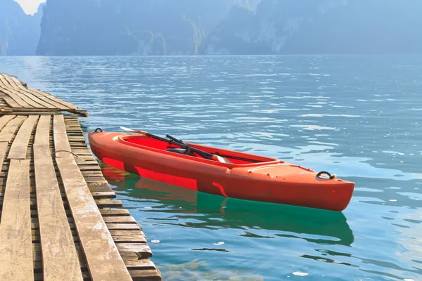 Rode kajaks boot tegen de berg en meer. Koh Chiao Lan dam, Su Stockafbeelding