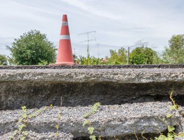 Daraltılmış asfalt yol kırık ve kırık.