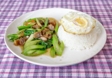 Lahana buharda pişmiş pirinç gevrek domuz eti ile