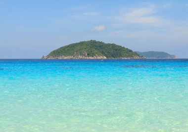 mavi gökyüzü ve denizin karşı küçük ada