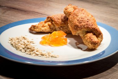 Reçel ile yulaf rulo