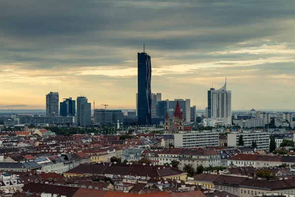 摩天大楼在多瑙河城市，维也纳，奥地利 — 图库照片