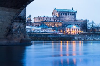 semper opera binası elbisesi