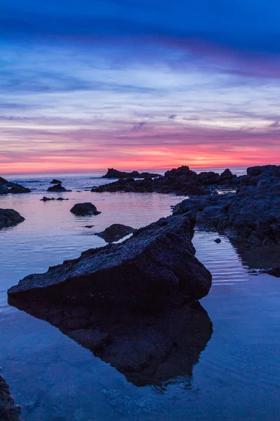 El estado de ánimo nocturno con rocas y nubes — Foto de Stock