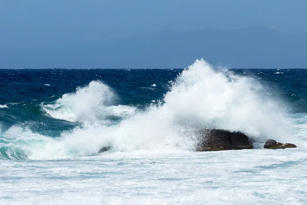 Κύματα και τους βράχους στη θάλασσα — Φωτογραφία Αρχείου