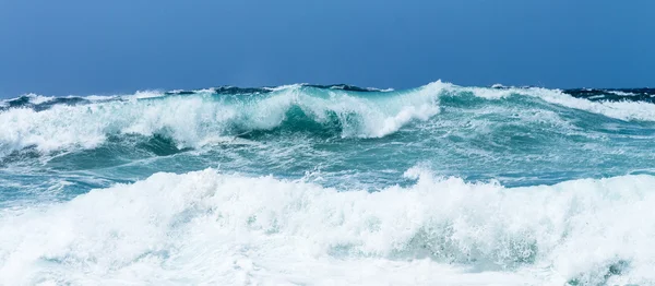 Dalgalar deniz püskürtme