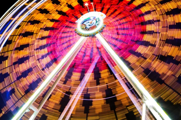 Riesenrad auf dem Weihnachtsmarkt — Stockfoto