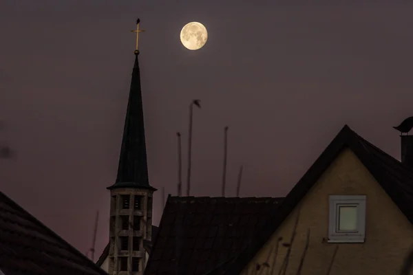 Mond über der Kirche — Stockfoto