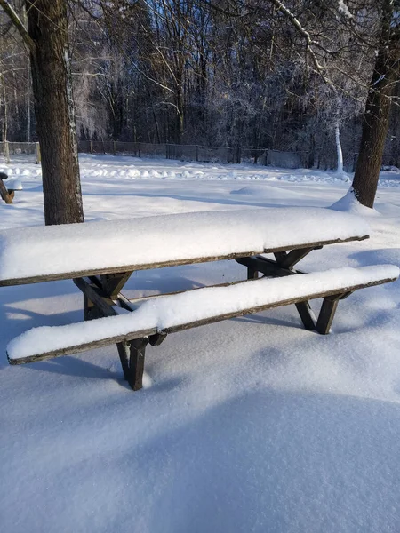 Bank Tafel Zijn Bedekt Met Sneeuw Winterlandschap Nieuwjaar Tijd Ligt — Stockfoto