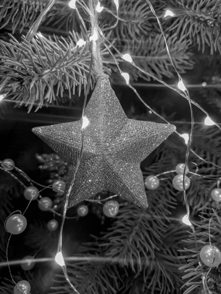 Decorazione Sull Albero Natale Una Stella Argentea Abete Natale Con — Foto Stock