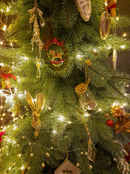 Decoração Árvore Natal Árvore Abeto Natal Com Bolbos Grinalda Interior — Fotografia de Stock