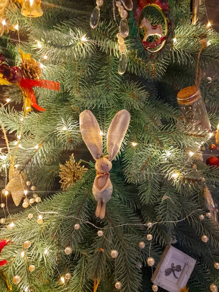 Decoração Árvore Natal Coelhinho Natal Árvore Abeto Natal Com Bolbos — Fotografia de Stock