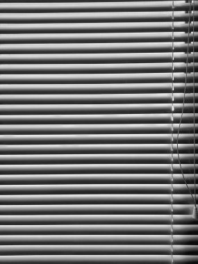 Panjurlar pencereyi kapatıyor. İç mekan. Arkaplan.