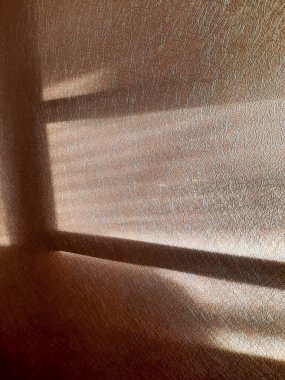 Güneşin ışığı ve duvardaki gölge. Geçmişi. Hava açık. İç mimari.