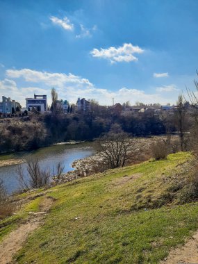 Nehir kıyısı manzarası. Panorama, manzara. Su, ağaçlar, gökyüzü. Ekran için arkaplan.