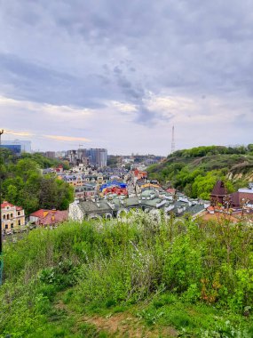 Şehrin yukarıdan görünüşü. Şehir manzarası. Yeşil park ve doğa. Panorama.
