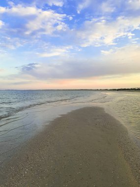 Deniz, gökyüzü ve kum. Ekran için arka plan. Manzara ve doğa. Deniz kıyısı.