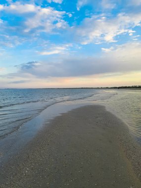 Deniz, gökyüzü ve kum. Ekran için arka plan. Manzara ve doğa. Deniz kıyısı.
