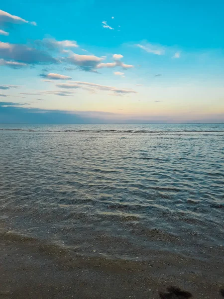 Deniz, gökyüzü ve kum. Ekran için arka plan. Manzara ve doğa. Deniz kıyısı.