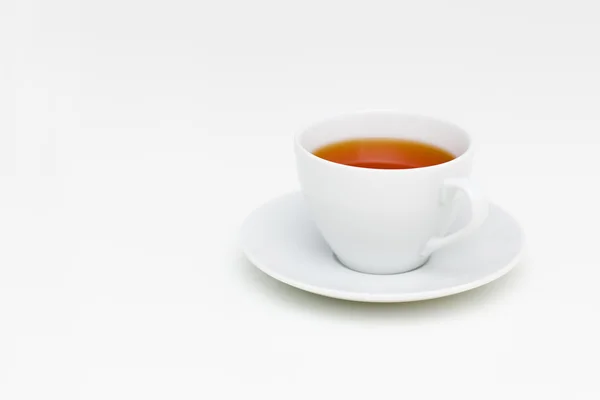 白いテーブルに紅茶の古典的な白いカップ — ストック写真