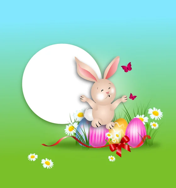 Zadowolony Zajączek siedzi na Wielkanoc jaja powitanie karta — Zdjęcie stockowe