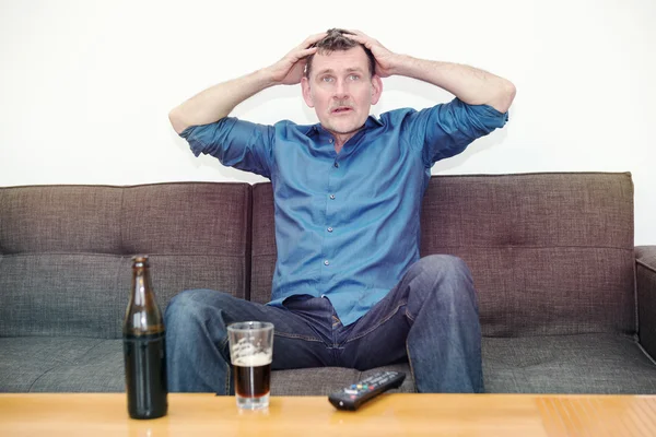 Uomo guardando la tv con tensione — Foto Stock