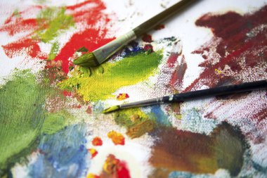 Branda boya ve fırça ile yakın çekim