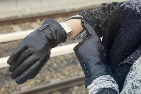 Primer plano de la mujer mirando su reloj en la estación de tren — Foto de Stock