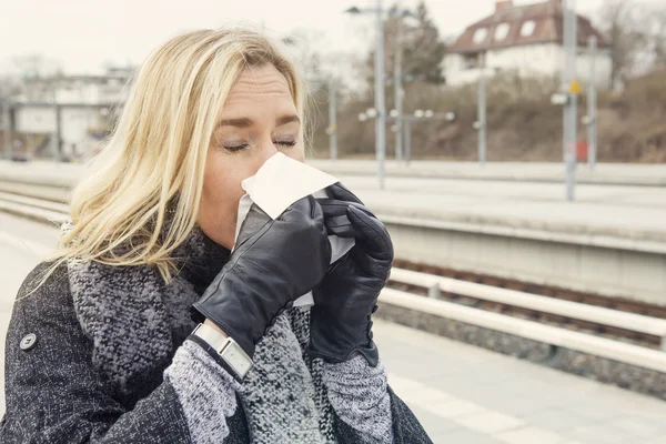 Kvinna på tågstationen med en kall — Stockfoto
