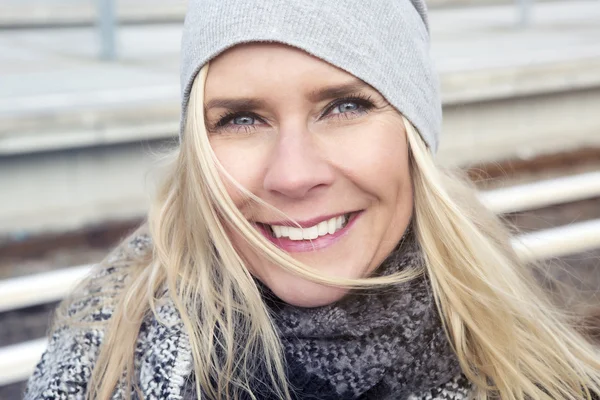 Porträtt av blond kvinna på train station leende — Stockfoto