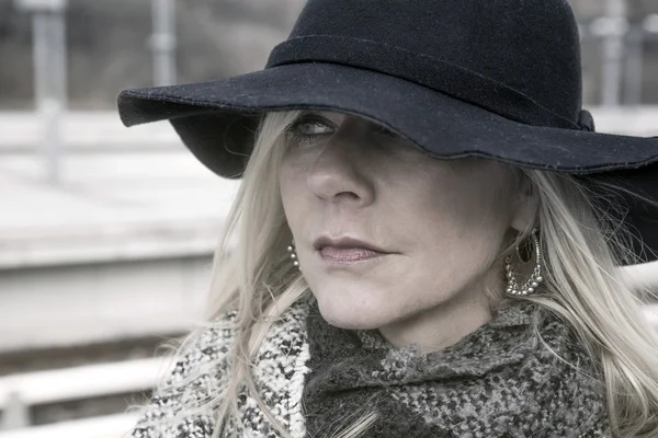 Portrait of woman waiting at train station — Stock Photo, Image